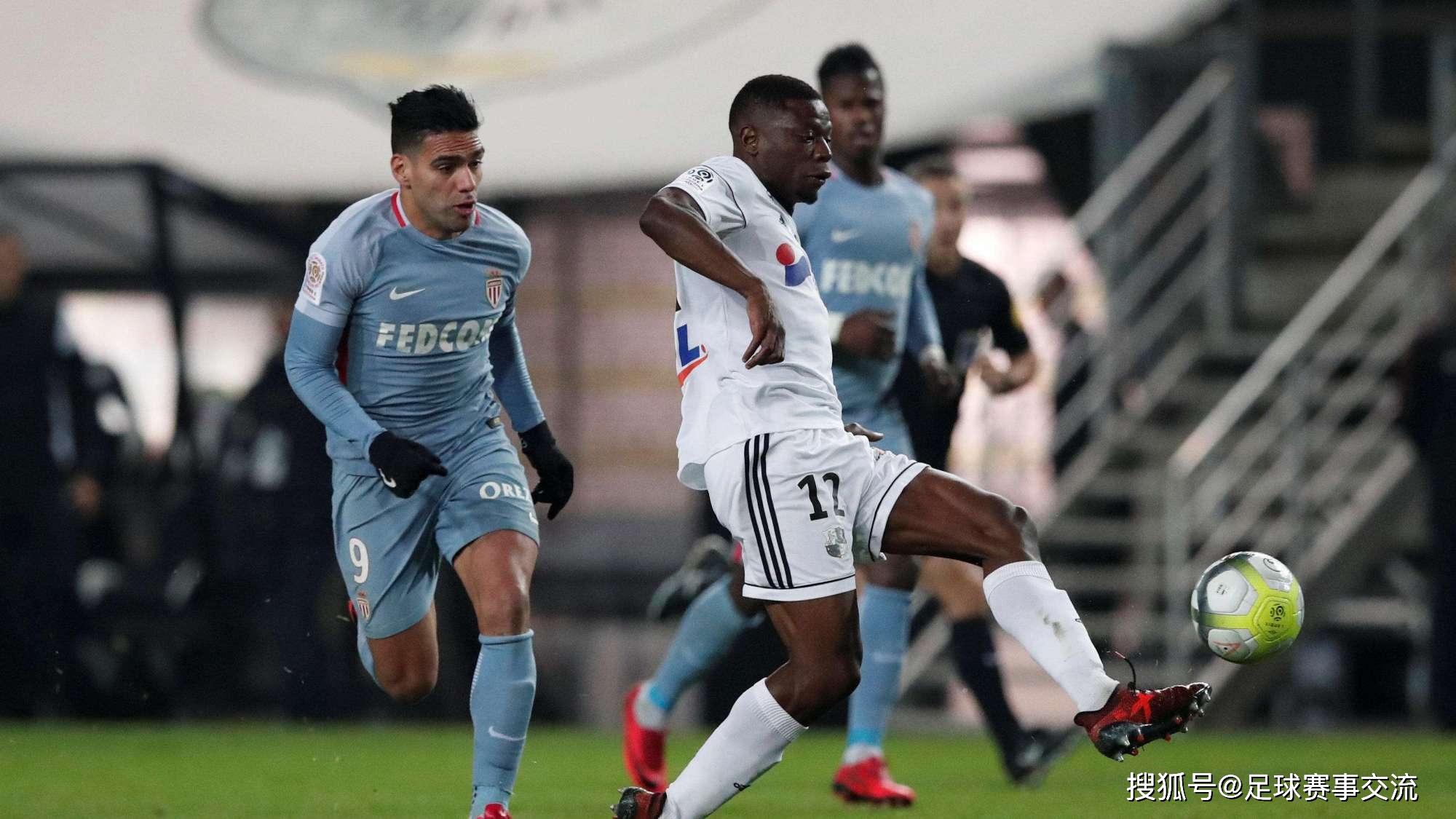 尼姆实力击败斯特拉斯堡，保持胜利(阿姆斯特朗回旋加速喷气式)