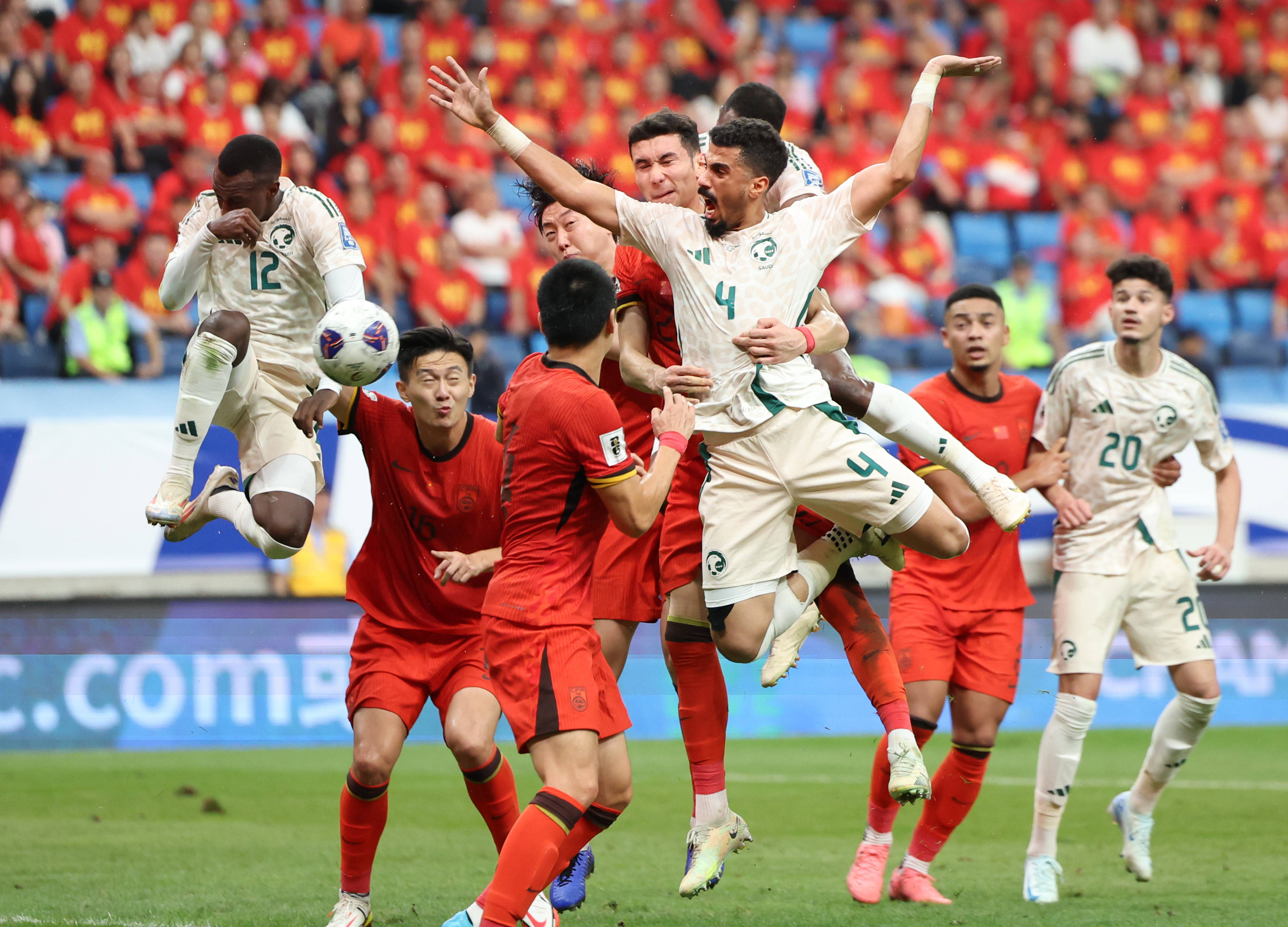 足球比赛赛场上表现惊艳，比分令人猜想